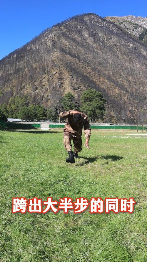 一起涨知识倒功动作要领之侧前滚