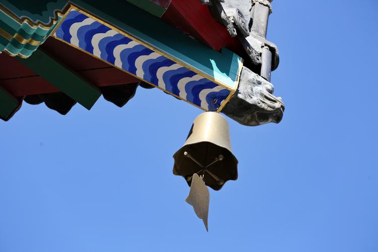温泉寺大殿飞檐之上的风铃儿