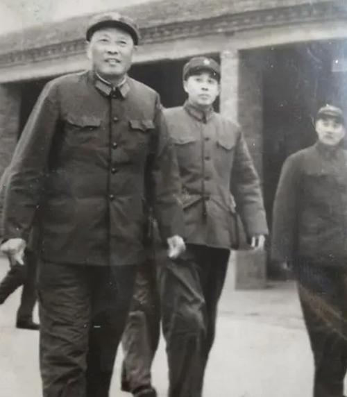 父亲是开国少将儿子是中将父子双双都是万岁军军长