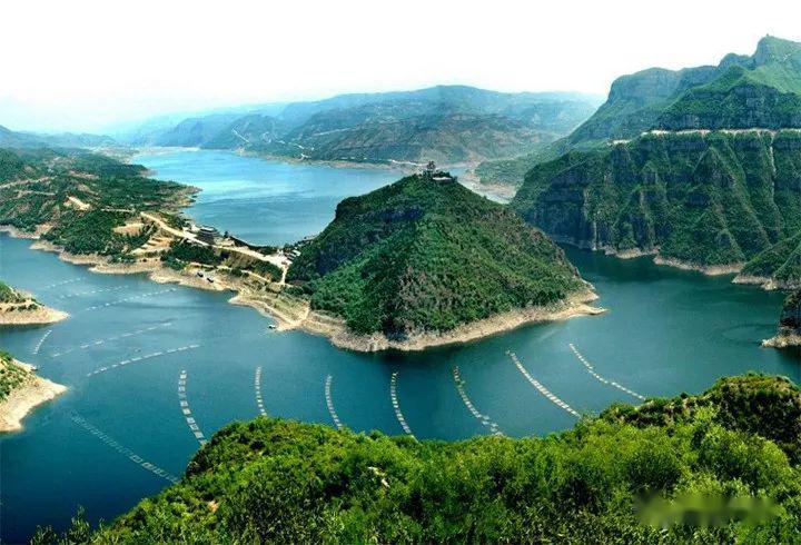  p>王屋山麓黄河三峡小浪底景区是位于河南省济源市西南30公里黄河中
