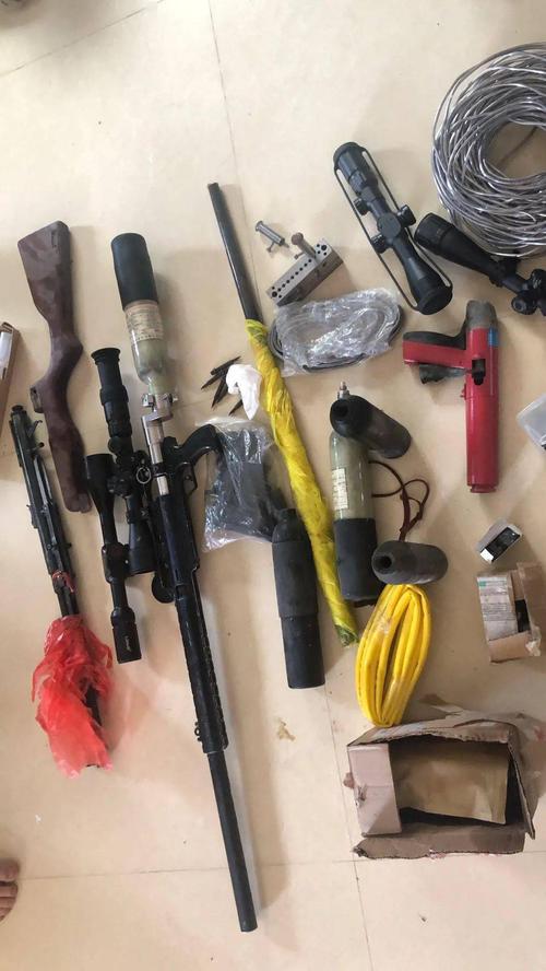 成功破获一起非法持有枪支弹药案件,现场缴获高压气枪2把,发令枪3把