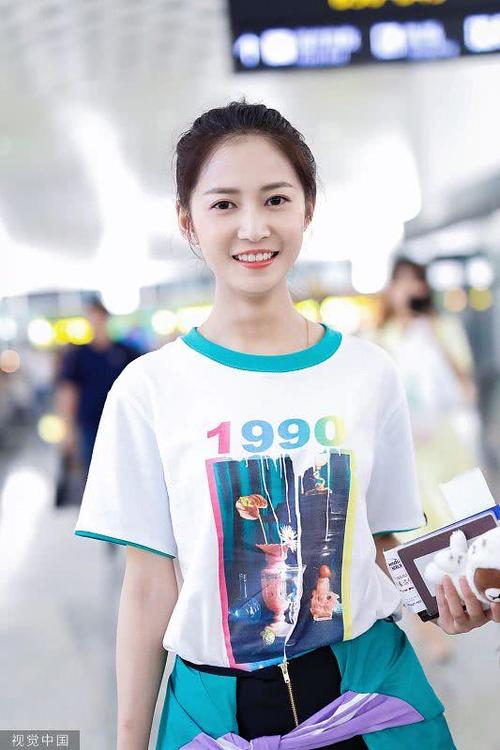 "赵敏"陈钰琪扎高马尾造型清纯可人,甜笑似女大学生!