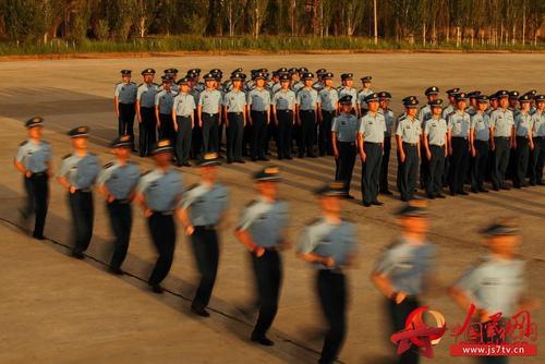 实拍空军某试验训练基地:战机进行超低空突防