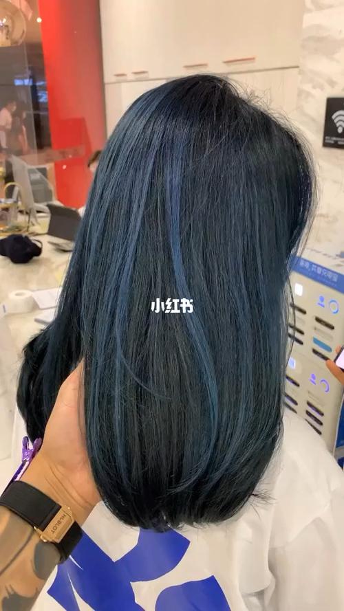 蓝黑色发色搭配雾霾蓝挑染78_发色_蓝黑色_挑染_穿搭_雾霾蓝_染发
