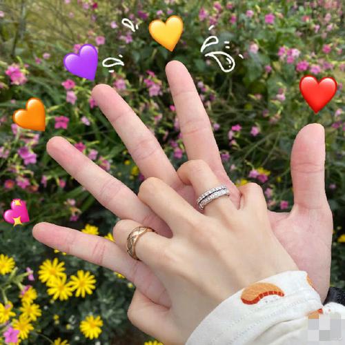 张嘉倪情人节与买超花式秀恩爱,户外上演大手牵小手甜