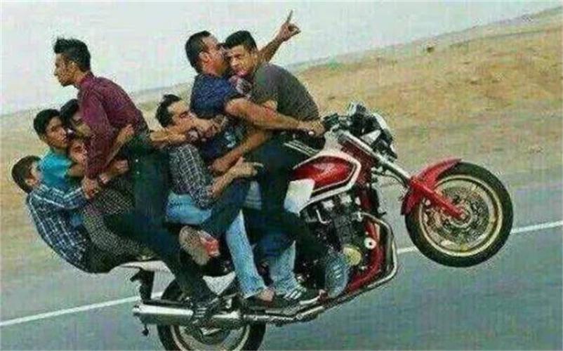 印度人到中国游玩,嘲讽道:我们每家都有摩托车,你们买