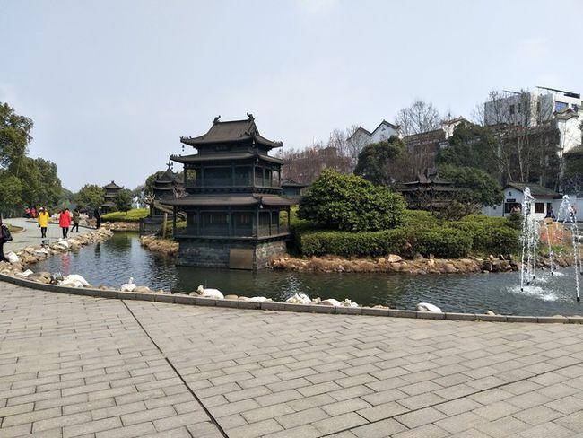 网易首页>网易号>正文申请入驻> 图8 历代岳阳楼模型图7 景区人工小溪