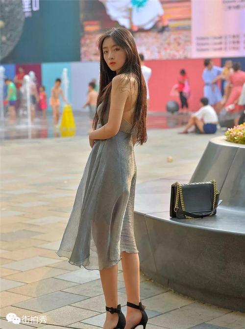 街拍:薄纱长裙搭配两色高跟鞋盈满夏日浪漫气息