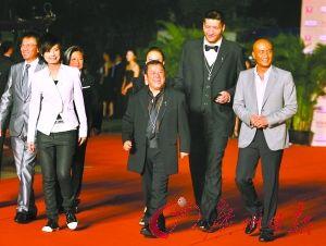 红地毯上的章子怡淹没在星海; ,巴特尔身高差距大; 曾志伟,巴特尔身高