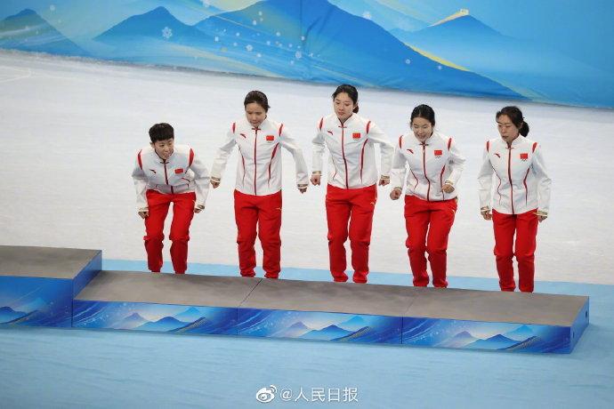 中国短道速滑姑娘们跳上领奖台##中国队短道速滑女子