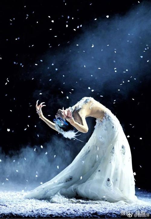 杨丽萍快63岁背影宛若少女却因不生孩子被嘲笑失败