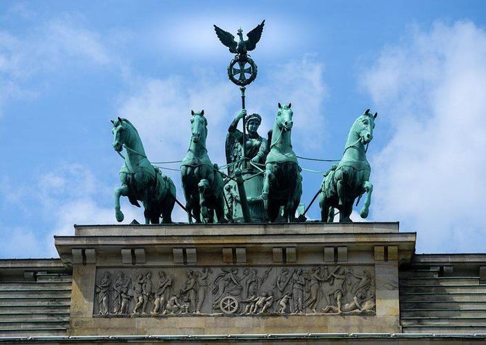 勃兰登堡门上的青铜雕塑装饰,为驾驶战车疾行的胜利女神维多利亚.