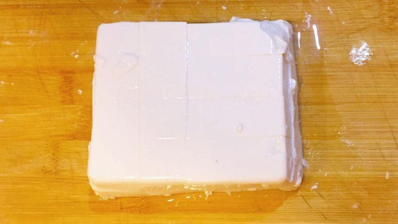 麻婆豆腐,豆腐表面横着也切三刀,同样把豆腐等分