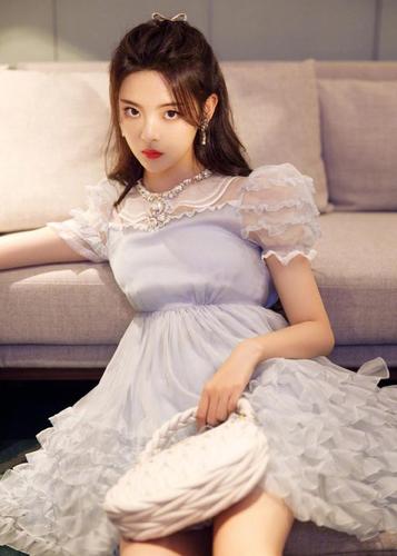 杨超越身着蓬蓬裙,好似公主一般美丽