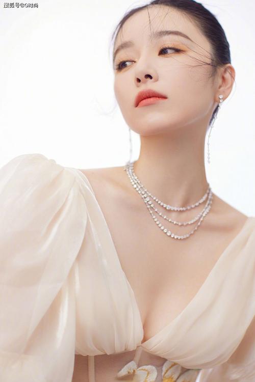 阚清子身穿一袭杏色丝质拖尾长裙出席国剧盛典红毯