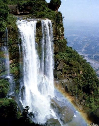 海螺沟遍布分布的都是冰瀑布,其中最大的一块冰瀑布,被称作是一号冰川