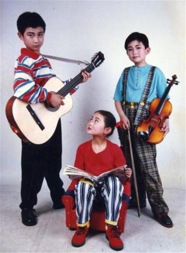 小时候的文章就有那么一点酸酸的了,把小手伸进了裤兜里.