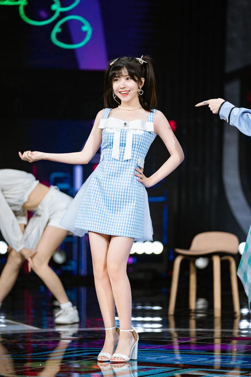 原创赖美云身材比例出众,穿短款吊带搭配牛仔裤,细腰长腿抢眼又抢镜