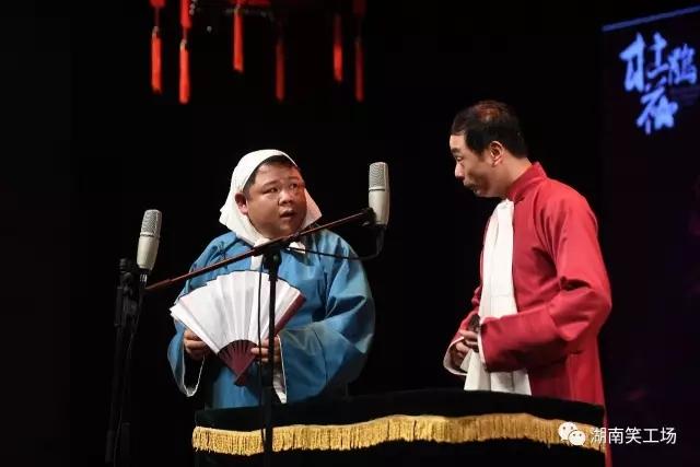 艺苑风采丨大兵相声专场爆笑上演,观众拍手叫好连呼不