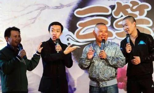 郭德纲每次都会向观众介绍道,这是我的大徒弟何云伟,甚至在自己外出