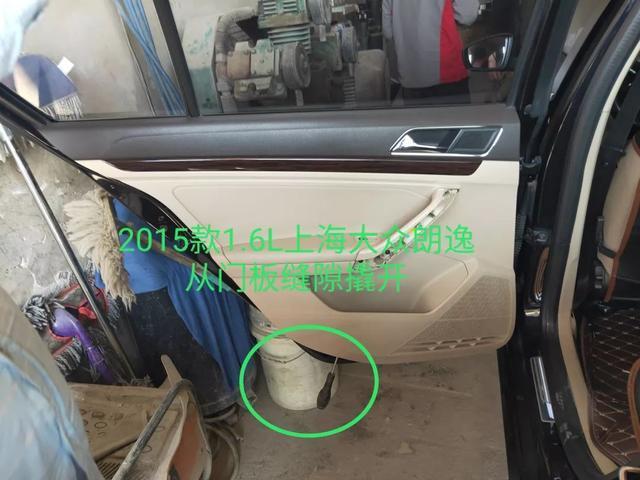 6l上海大众朗逸左后门板拆卸作业
