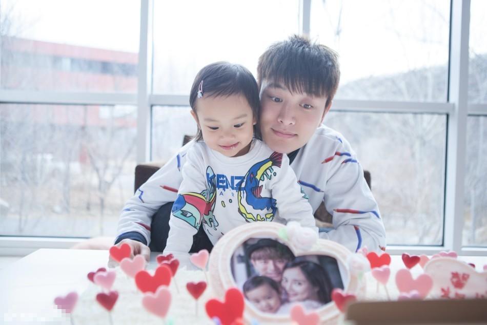 贾乃亮"两岁"生日趴偷亲爱妻 惨遭甜馨嫌弃被"欺负"