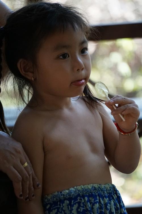 看上去他们是东南亚人,吸引我们的是他们中的那个小女孩,扎着两个羊角