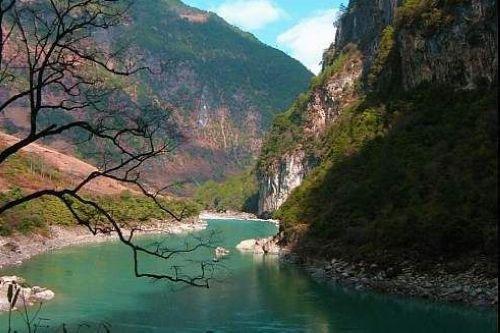 梅里大峡谷是中国最美十大峡谷之一,经青,藏,滇进入缅甸的澜沧汇,在