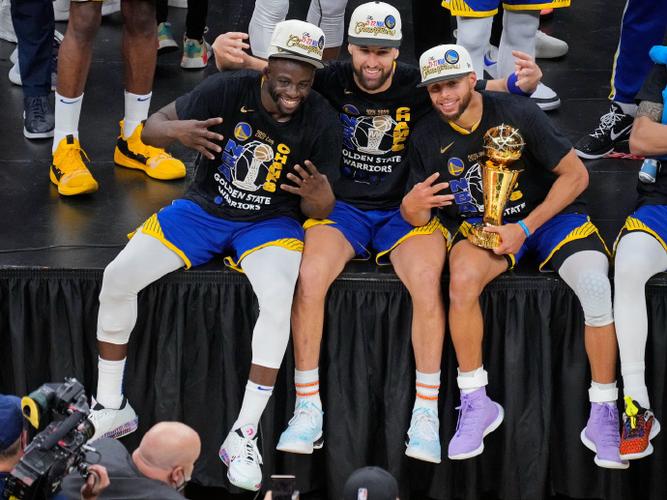 2015年他们初尝冠军滋味  2022年依旧矗立世界之巅    #勇士总冠军