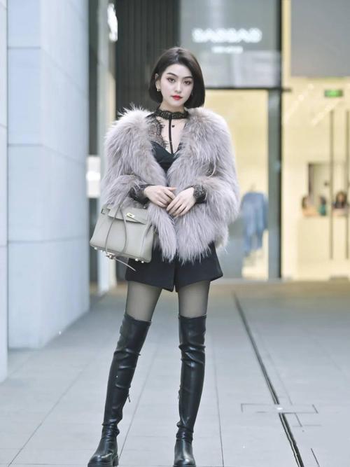不小心就会出穿出臃肿显胖的效果,所以在短款皮草外套的搭配