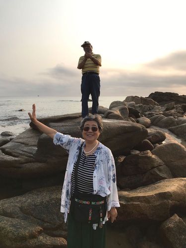 《两家人高高兴兴游海南》