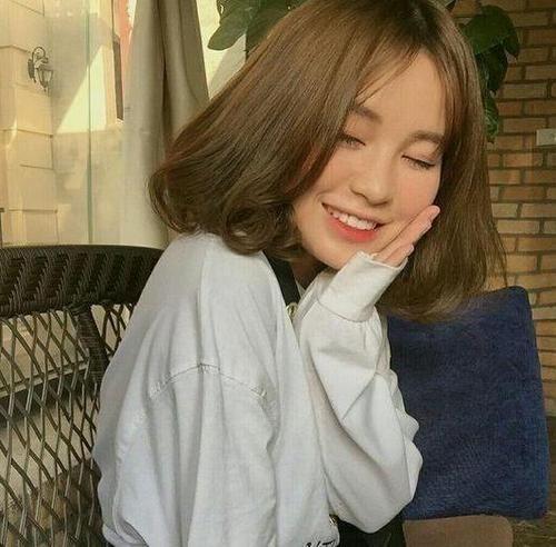 是一种时尚度爆棚的发型,选择这个发型,让女孩子变得更加优雅.