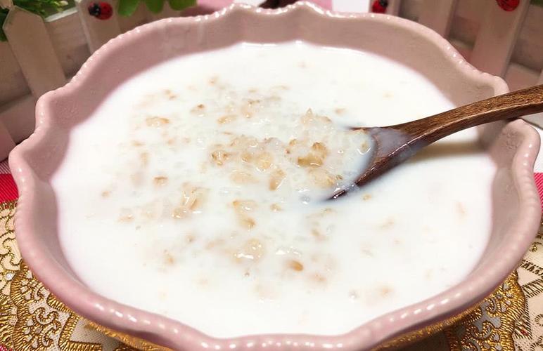 牛奶燕麦粥,奶香四溢口感顺滑,一次煮一大锅不够喝