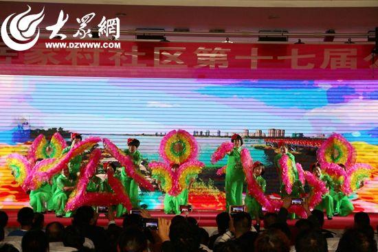 扇子舞表演绘制成"公心"二字