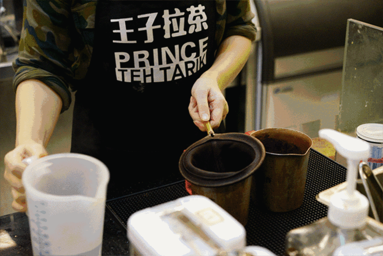 别人的王子在骑白马这里的王子在拉茶