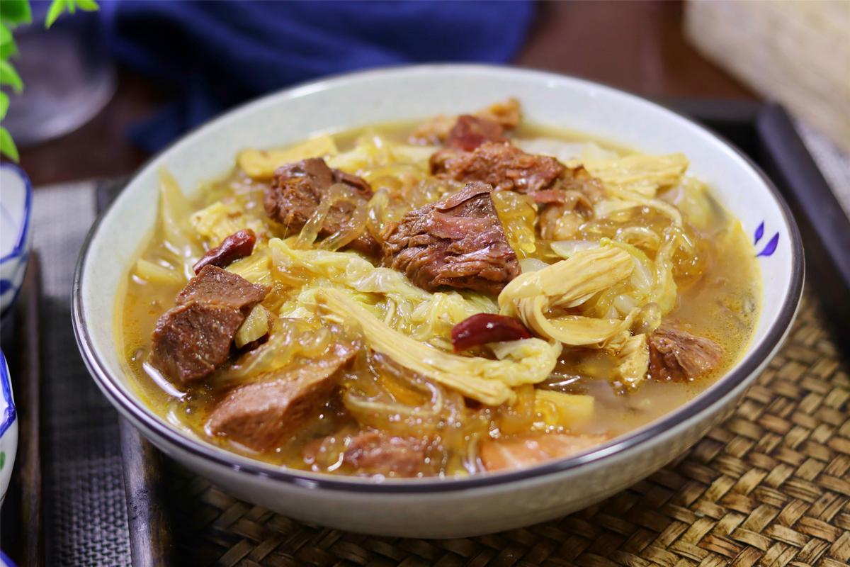 原创买了一盒军需罐头20多元肉真多炖一锅粉条白菜吃过瘾了