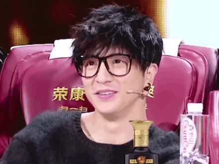 薛之谦脸红微笑流汗gif动图_动态图_表情包下载_soogif