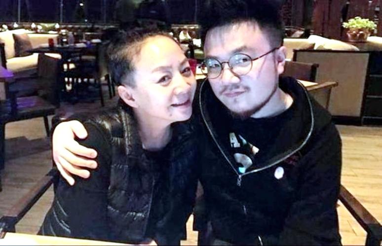 巴图妻子怀二胎,王博谷素颜露面,皮肤白皙红润,宋丹丹