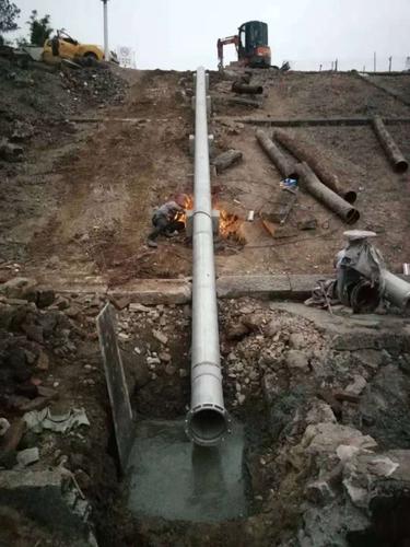 开展对俞源乡寺垄水库已损坏的300虹吸管更换工作