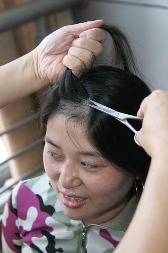 《 图片//超级长发女"小红"被剃光头之全程实录 .