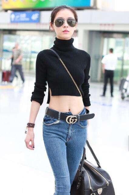 近日,张予曦现身上海机场,身着高领露肚脐毛衣搭配一条牛仔裤,纤细的