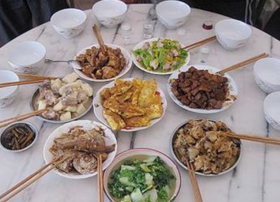 农村同事请客聚餐,大部分人没去嫌掉价,看完朋友圈的