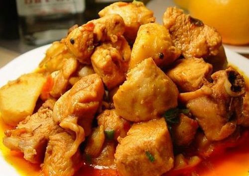 芋头烧鸡是一道家常菜,主料是芋头,鸡,配料是葱,姜,蒜等,调料为豆瓣酱