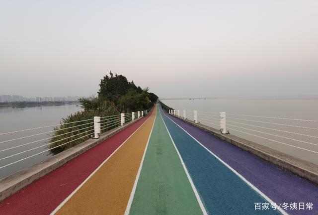 由太湖大堤,水韵广场整合改造而来,长约3公里.