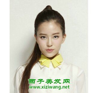 这是一位无刘海的女生的 长发型的 直发型的马尾辫子发型,头发看起来