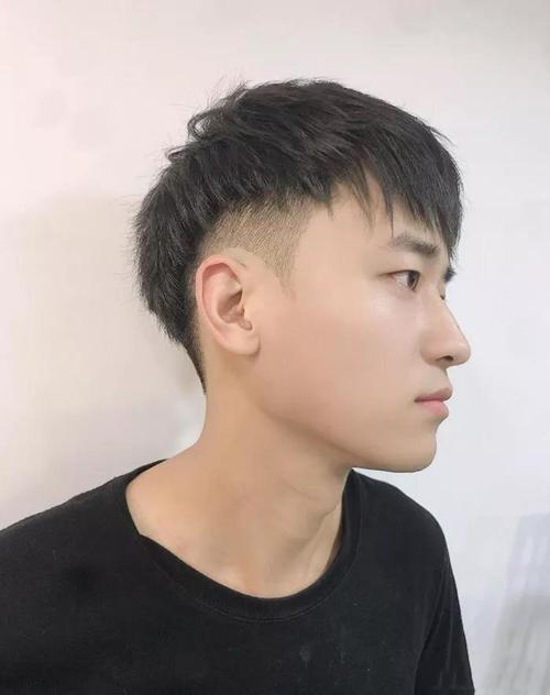 年轻的小哥哥们可以尝试一下这款碎发发型,首先把两边的头发渐层铲短