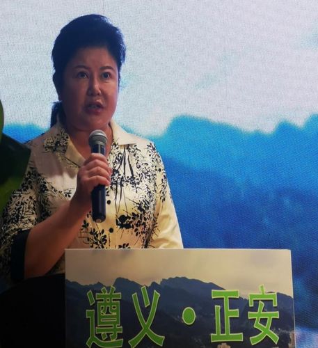 遵义市人大常委会副主任,正安县委书记邓兆桃致辞.