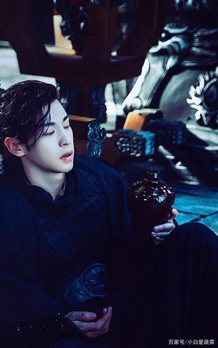 《香蜜》:旭凤魔尊正装,黑色深v,黑色战袍,红色新袍