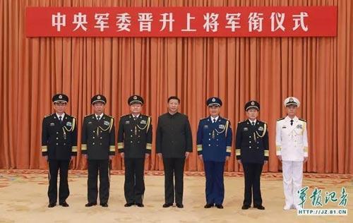 晋升仪式现场,张升民(左一)