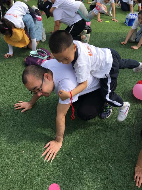 孙逸璋:"玩游戏时我趴在爸爸的背上"